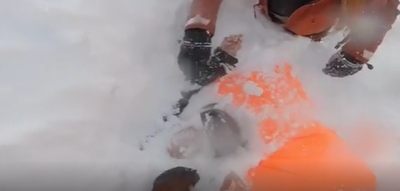 תיעוד מפחיד: אישה נקברה בחיים מתחת לשלג