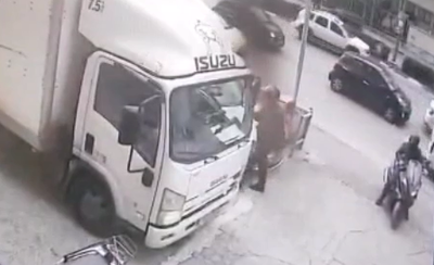 צפו: גנבו תפילין לנהג - בזמן שפרק סחורה