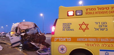 הרוג ו-10 פצועים בתאונה בין מיניבוס ומשאית