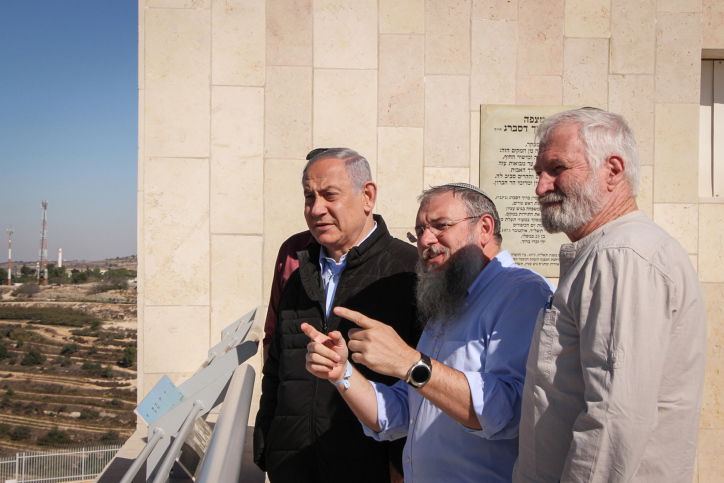 אילוסטרציה של נתניהו בהתנחלויות