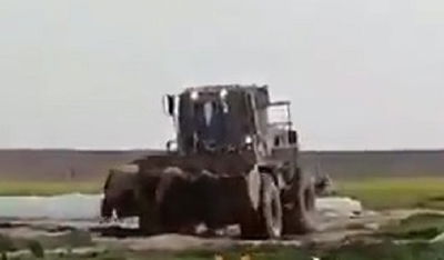 התקרית בגבול עזה: דחפור של צה"ל מפנה את גופתו של המחבל