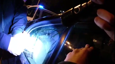 השוטרים חילצו תינוק, שננעל ברכב של אמו