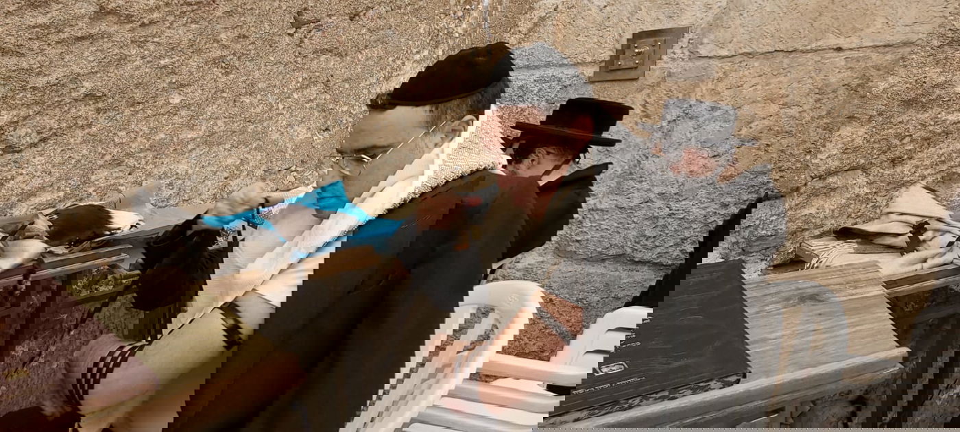 צפו בתיעוד: הזמר יעקב שוואקי מתפלל בכותל