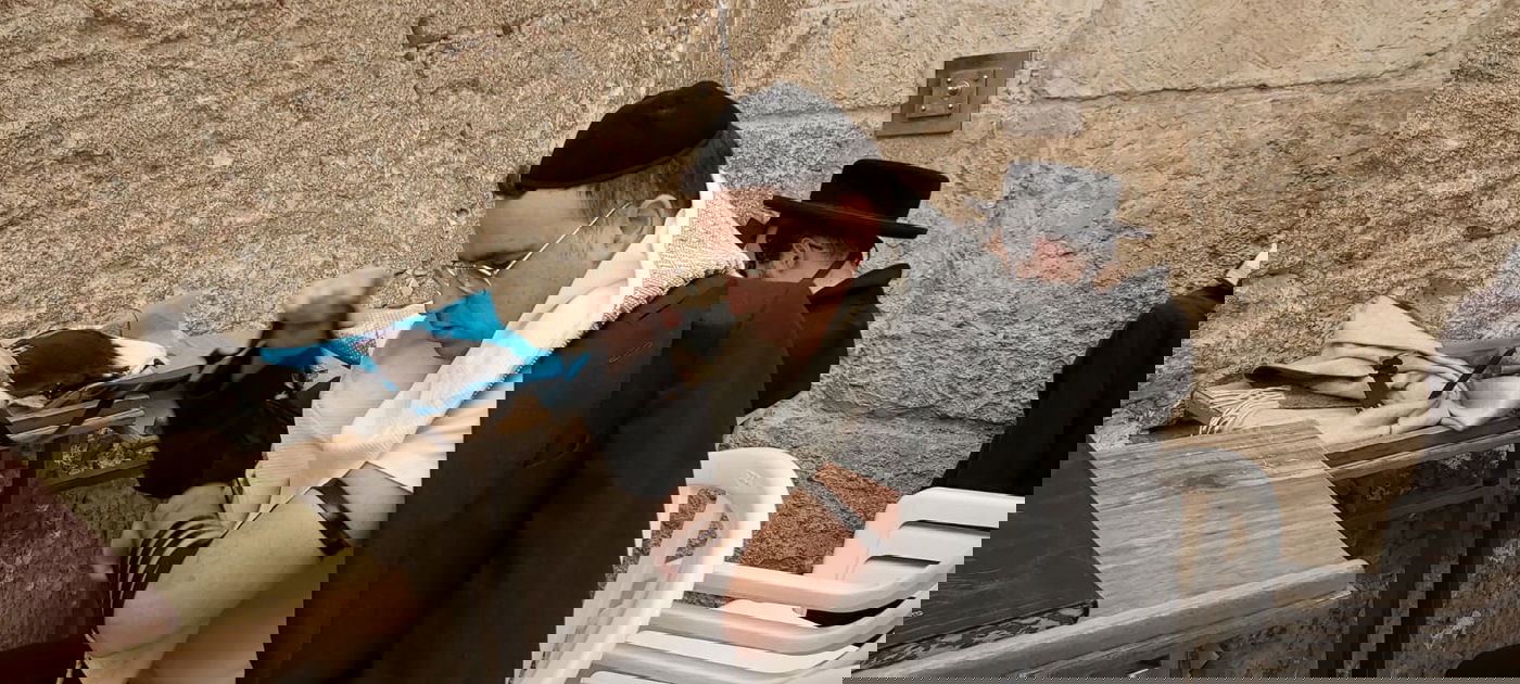 צפו בתיעוד: הזמר יעקב שוואקי מתפלל בכותל