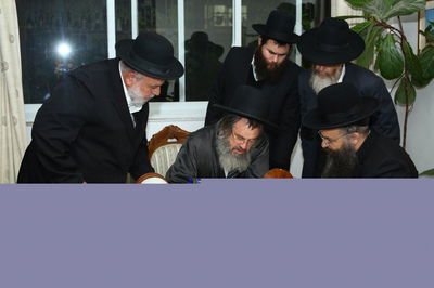 גדולי התורה התכבדו לכתוב את האותיות בספר התורה של ארגון זק"א ת"א