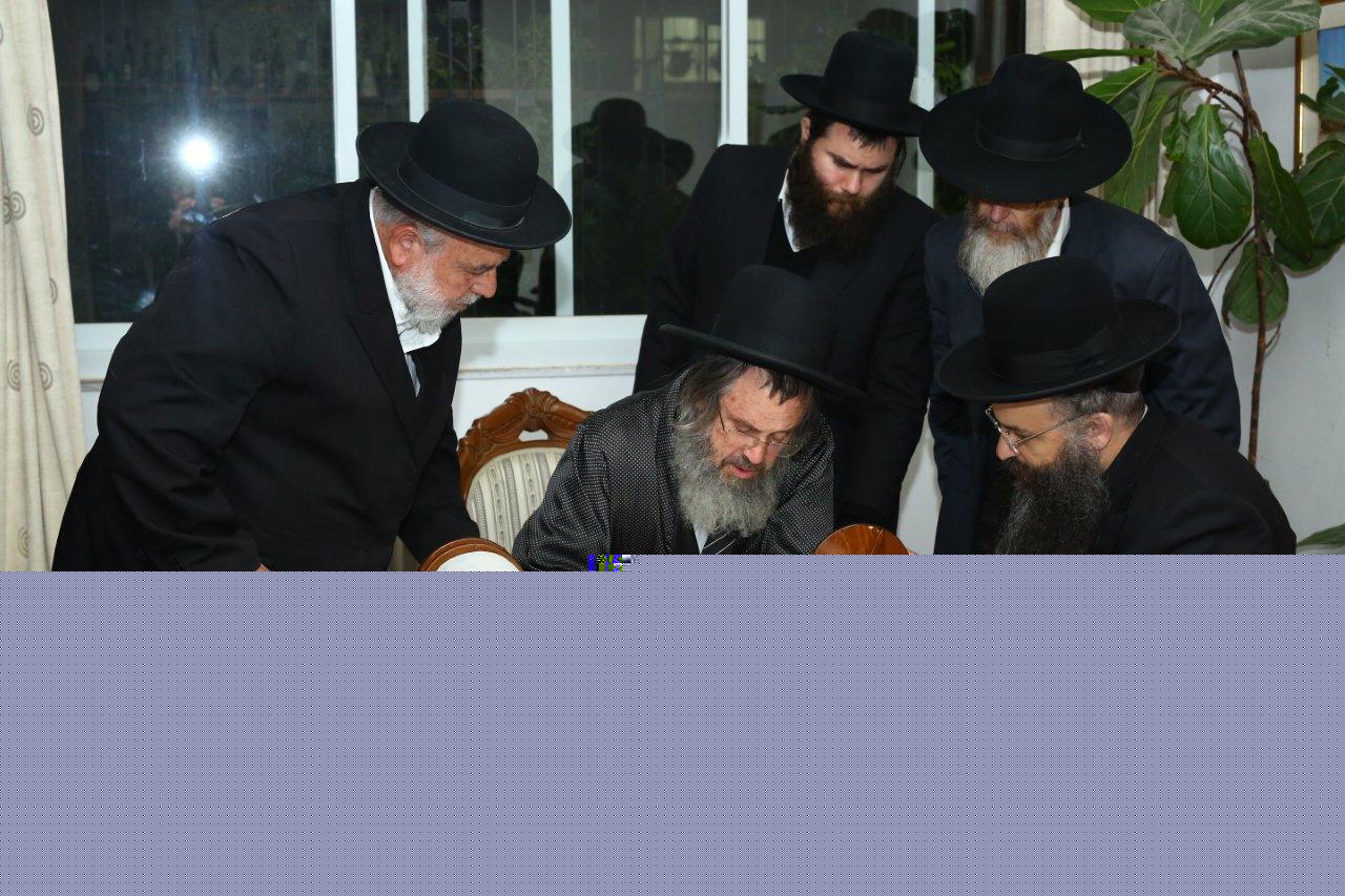 גדולי התורה התכבדו לכתוב את האותיות בספר התורה של ארגון זק"א ת"א