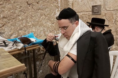 צפו בתיעוד: הזמר יעקב שוואקי מתפלל בכותל