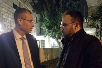 פליישמן (מימין), בשיחה אמש עם השר יריב לוין