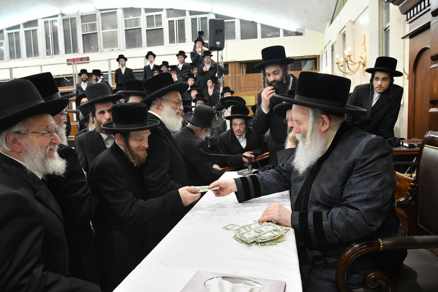 בראשות האדמו"ר: חסידי באבוב "כבשו" את הכותל והתפללו בקבר רחל