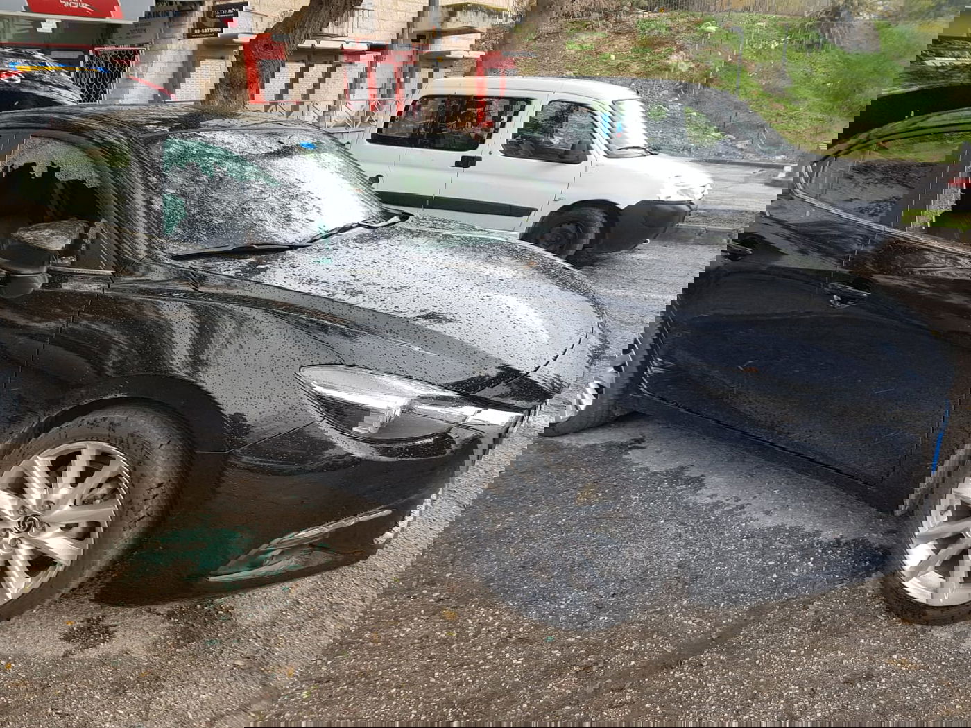 וונדליזם בגבעה הצרפתית: עשרות שמשות נופצו הלילה