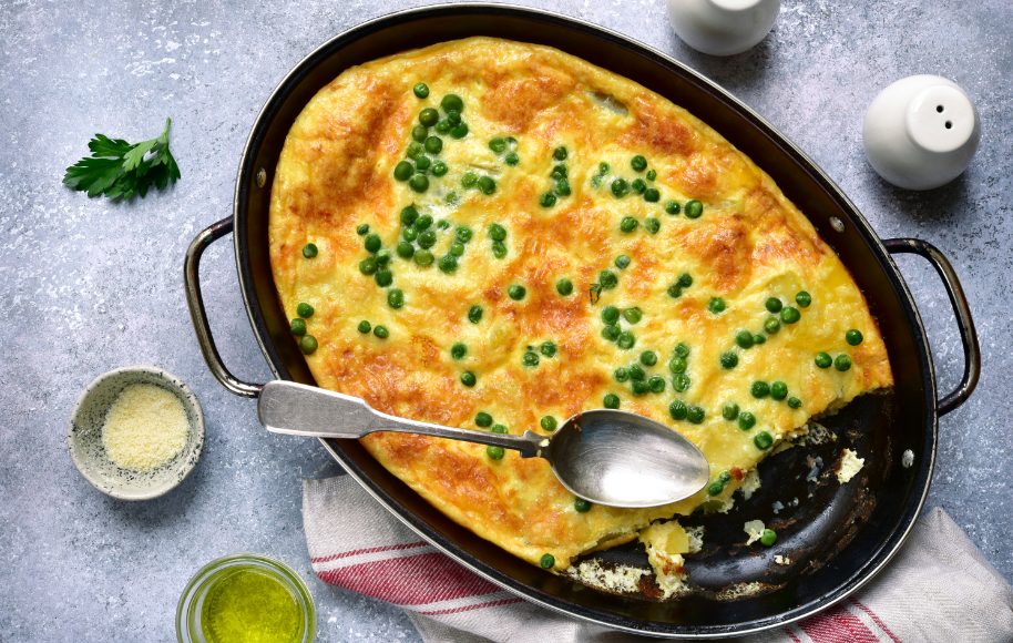 פריטטה עשירה עם תפוחי אדמה, אפונה וגבינת פרמזן