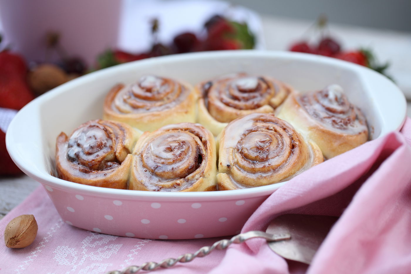 הום סוויט הום: שבלולי קינמון מבצק פיצה עם זיגוג מתקתק