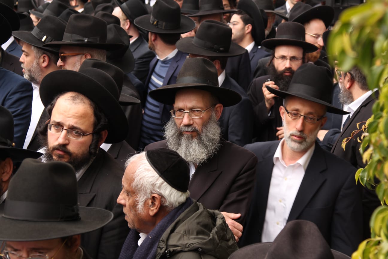 "יוסי, איך השטייגען שלך עכשיו?"; היתום בכה בהלווית אביו