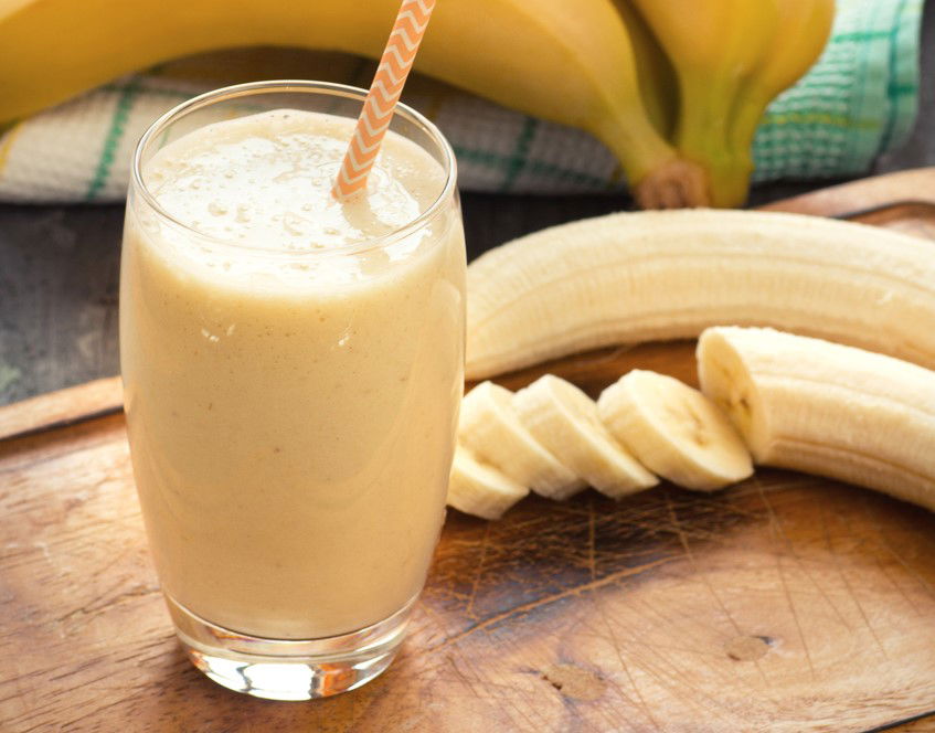 שייק פירות ואגוזים מתוק ומזין עם ניחוח אביבי