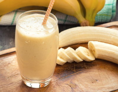 שייק פירות ואגוזים מתוק ומזין עם ניחוח אביבי