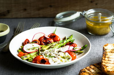 רוטב לסלט על בסיס גבינת פטה