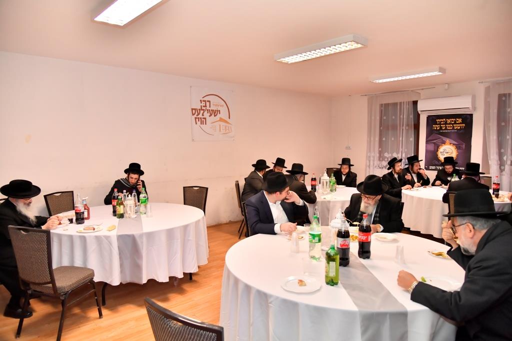 תולדות אברהם יצחק ערכו 'דינר' ב'קרעסטיר'