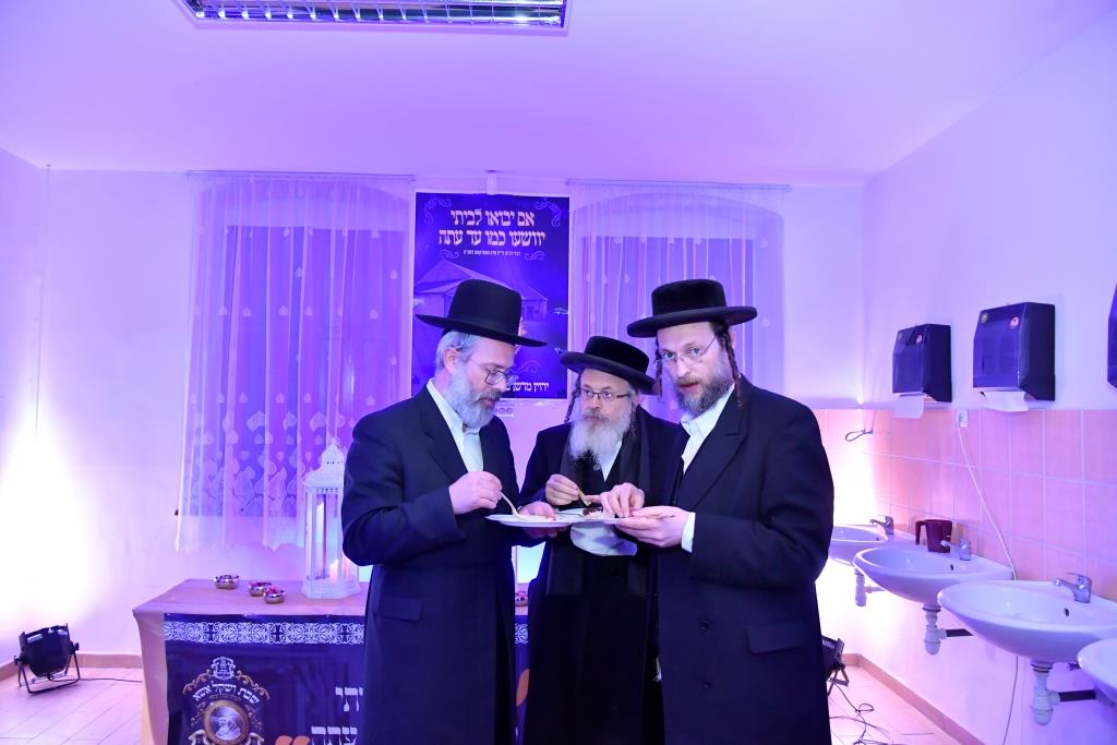 תולדות אברהם יצחק ערכו 'דינר' ב'קרעסטיר'