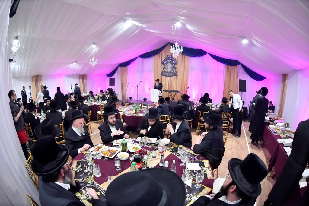 תולדות אברהם יצחק ערכו 'דינר' ב'קרעסטיר'