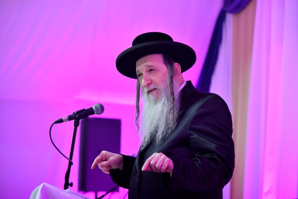 תולדות אברהם יצחק ערכו 'דינר' ב'קרעסטיר'