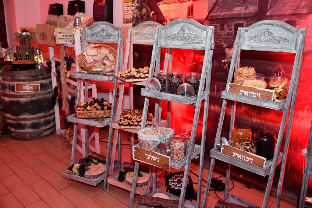 תולדות אברהם יצחק ערכו 'דינר' ב'קרעסטיר'