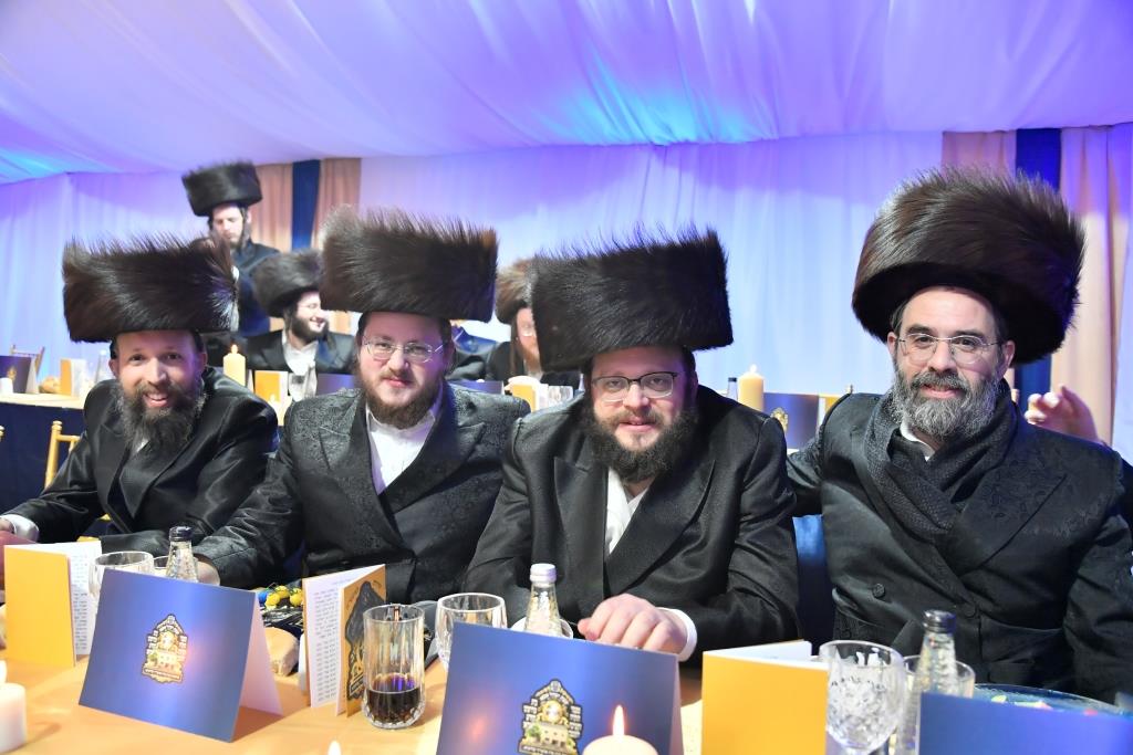 תולדות אברהם יצחק ערכו 'דינר' ב'קרעסטיר'