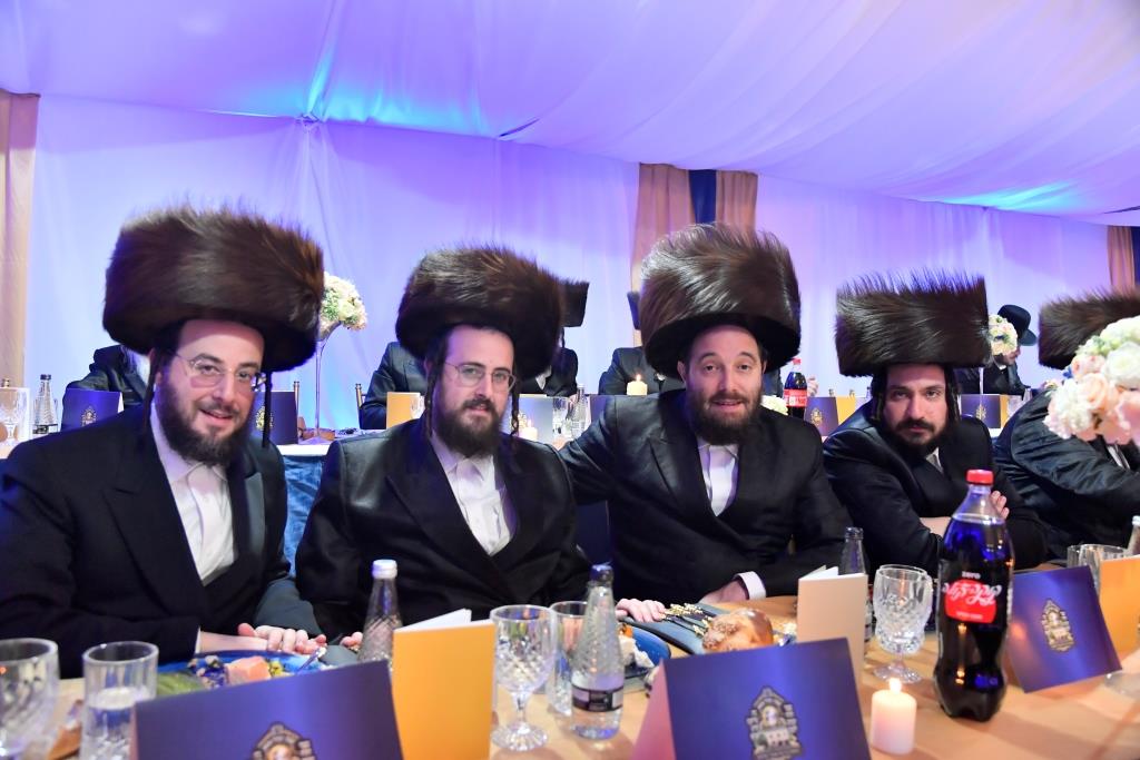 תולדות אברהם יצחק ערכו 'דינר' ב'קרעסטיר'