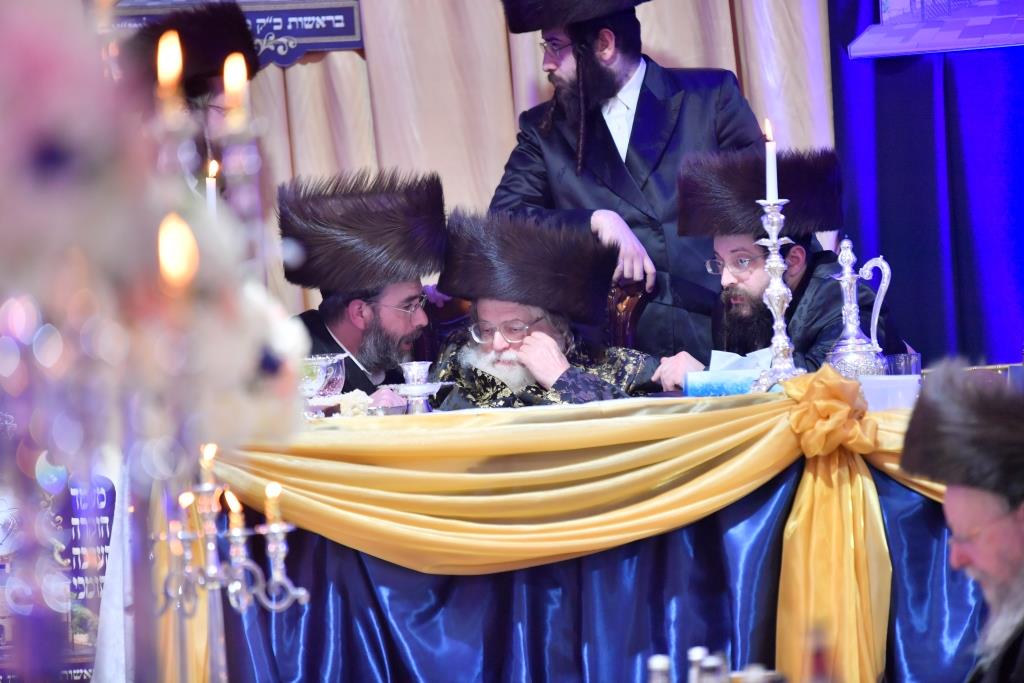 תולדות אברהם יצחק ערכו 'דינר' ב'קרעסטיר'