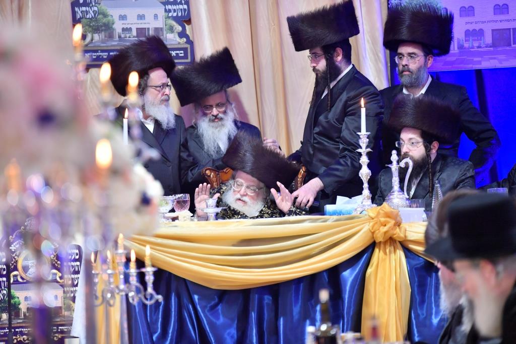 תולדות אברהם יצחק ערכו 'דינר' ב'קרעסטיר'