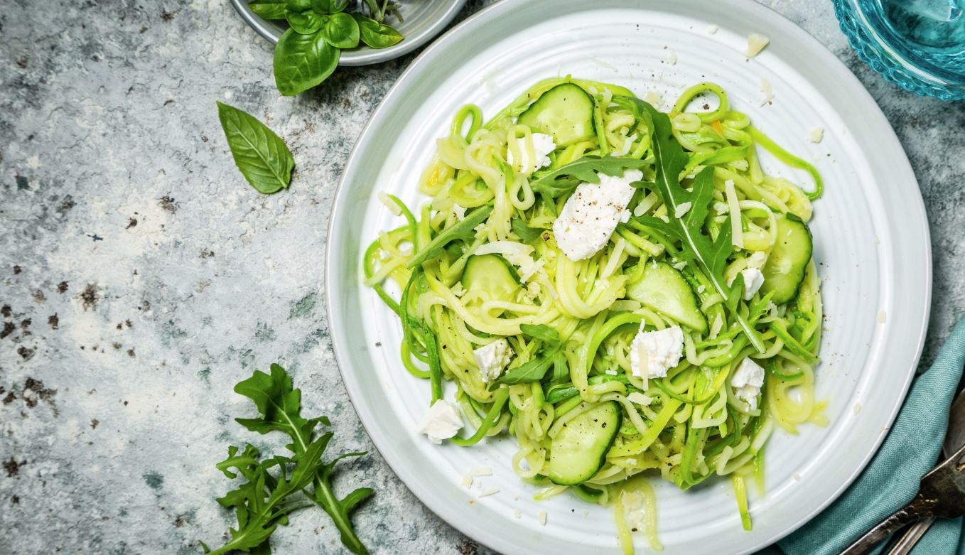 המזרח הרחוק קרוב מתמיד: סלט "נודלס מלפפון" עם שומשום ורוטב פיקנטי