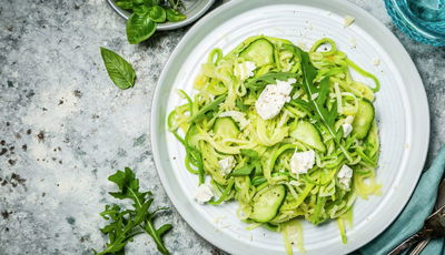 המזרח הרחוק קרוב מתמיד: סלט "נודלס מלפפון" עם שומשום ורוטב פיקנטי