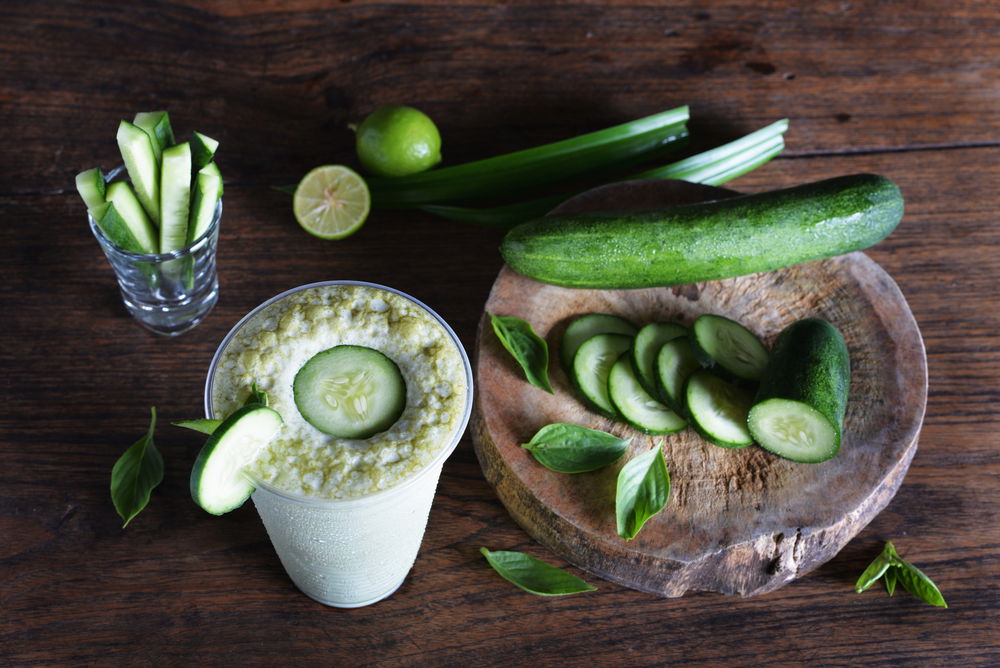 משקה יוגורט תוסס וקר על בסיס צזיקי