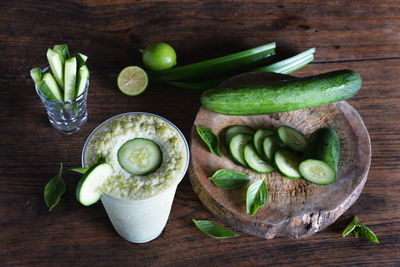 משקה יוגורט תוסס וקר על בסיס צזיקי