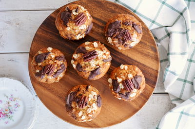 מאפינס שוקולד ובננה עם אגוזי פקאן