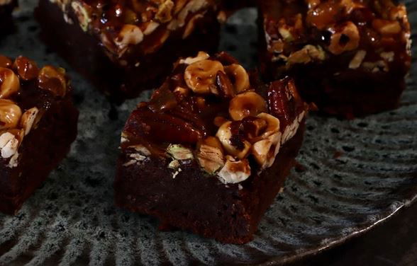 בראוניז אגוזים וקרמל של חסי סגל