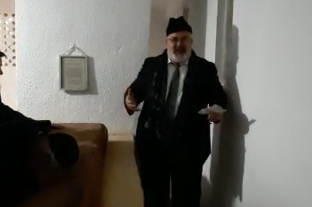 הזמר שמעון סיבוני שר ליד קברו של הצדיק