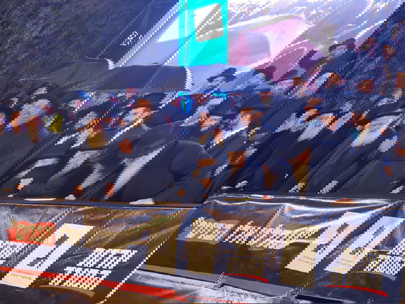 על אף הגשם השוטף: המונים הגיעו לראות את מרן הגר"ח