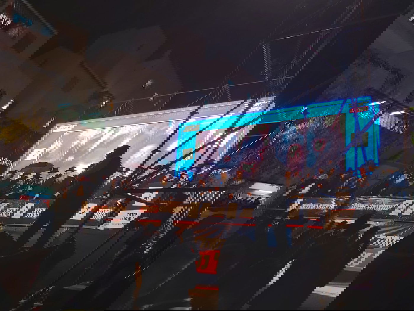 על אף הגשם השוטף: המונים הגיעו לראות את מרן הגר"ח