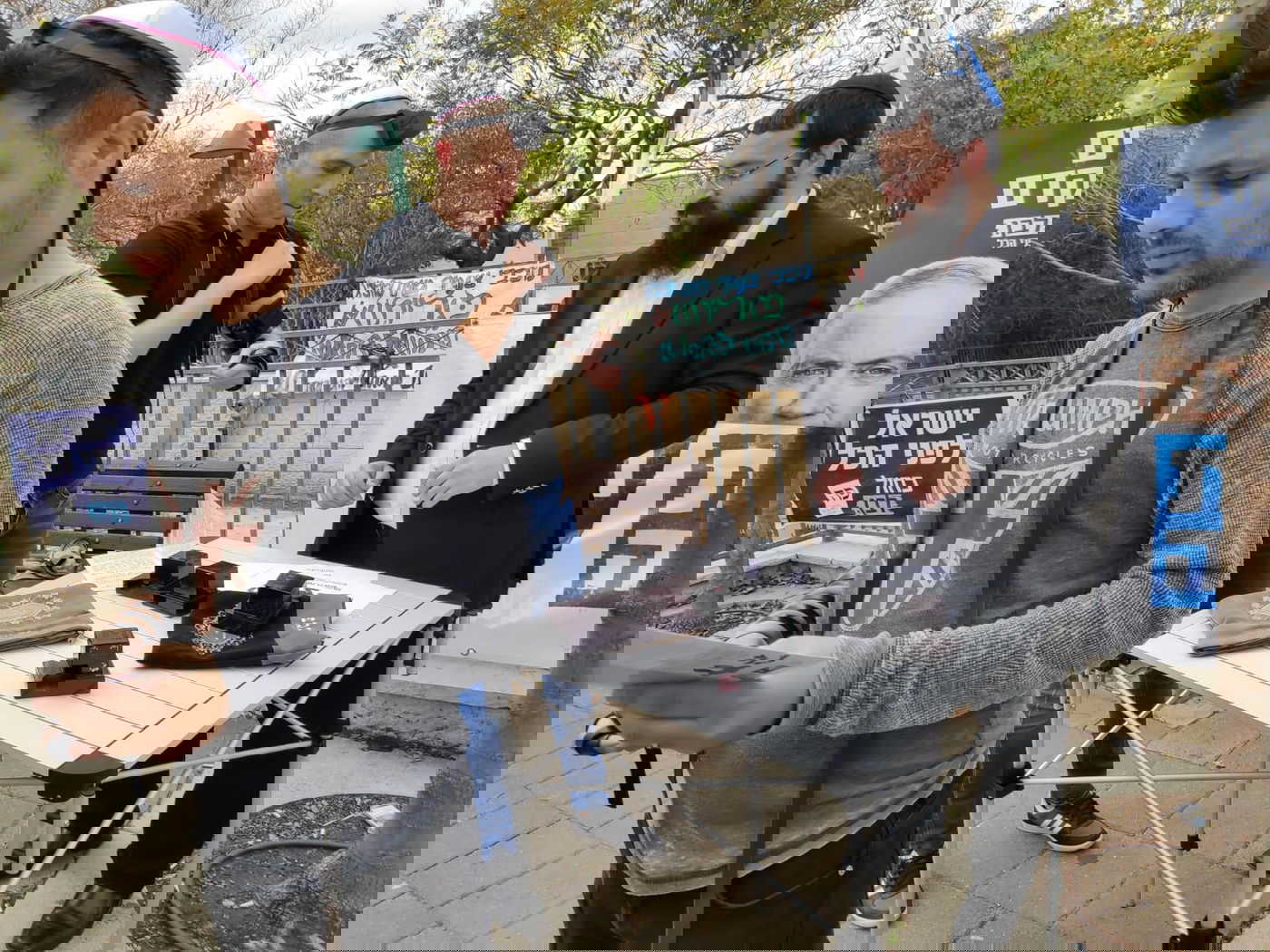 אחדות מרגשת: פעילי כל המפלגות הניחו תפילין