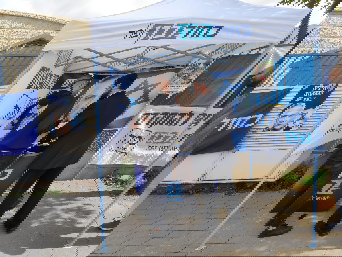 אחדות מרגשת: פעילי כל המפלגות הניחו תפילין