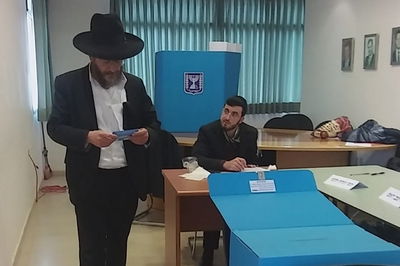 מנהל ת"ת "חקרי לב" הרב שמעון דורלכר מצביע