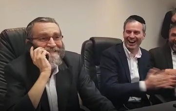 צפו בצהלה: ח"כ גפני מקבל שיחה מנתניהו