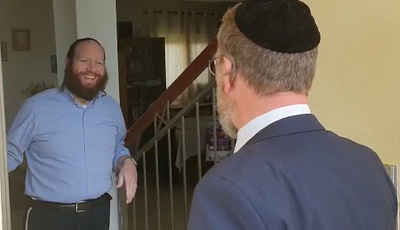 טוויסט: איש 'דגל' נוקש על הדלתות בהתנחלויות