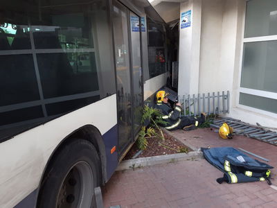 נלכד מתחת לאוטובוס: וחולץ על ידי המכשיר