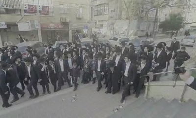 ראש הישיבה הגר"ג אדלשטיין לווה בשירה בדרך לקלפי • צפו