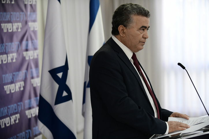 ביקורת על עמיר פרץ שהגיב: "אני לא פורש"