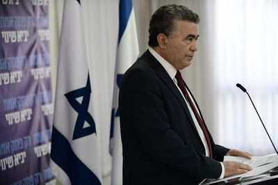 ביקורת על עמיר פרץ שהגיב: "אני לא פורש"