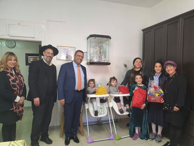 משה ליאון חילק משלוחי מנות לניצולי הפיגועים בבית ישראל