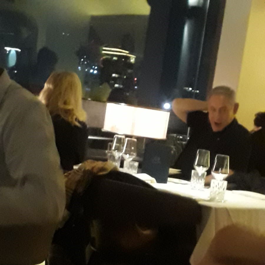 רה"מ נתניהו ורעייתו יצאו למסעדה בתל אביב • תיעוד