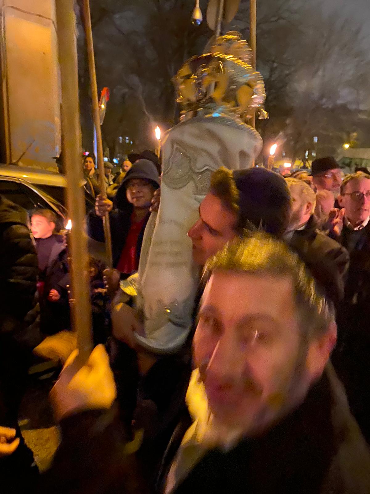 בבודפשט הכניסו ספר תורה • צפו בחגיגות